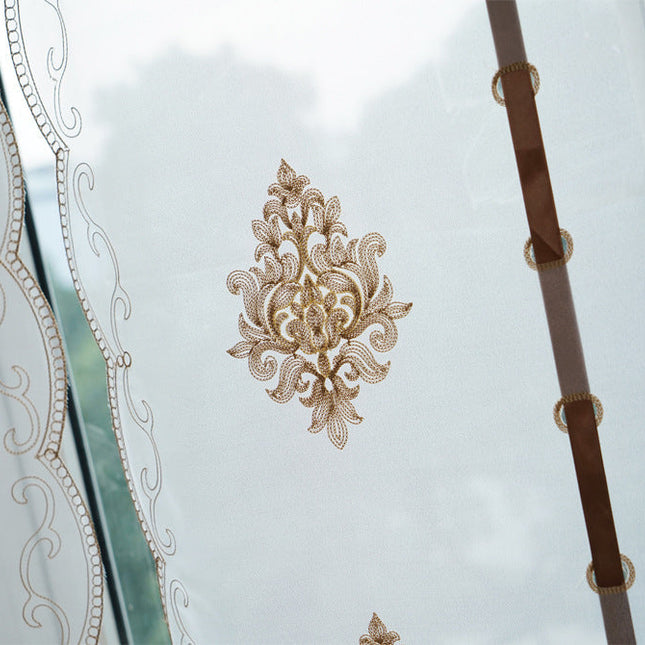 Elegante Raffgardine mit barocker Stickerei