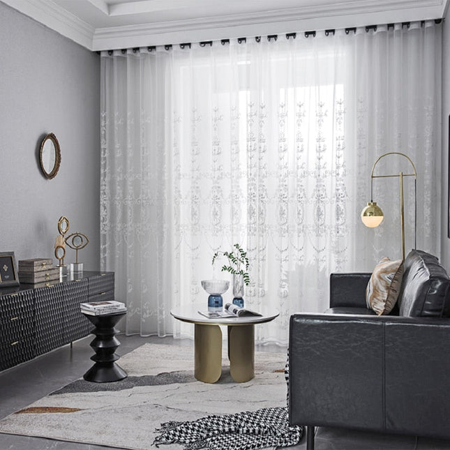 Gardine mit barocker Ornament-Stickerei