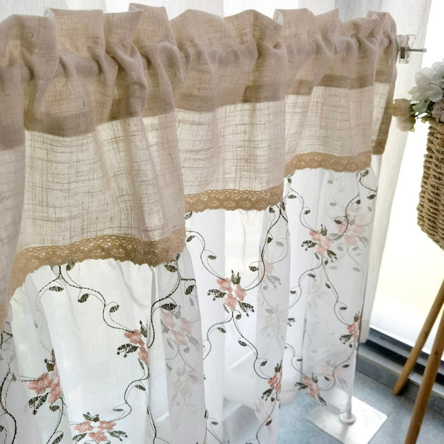 Scheibengardine im Landhausstil mit Blumen