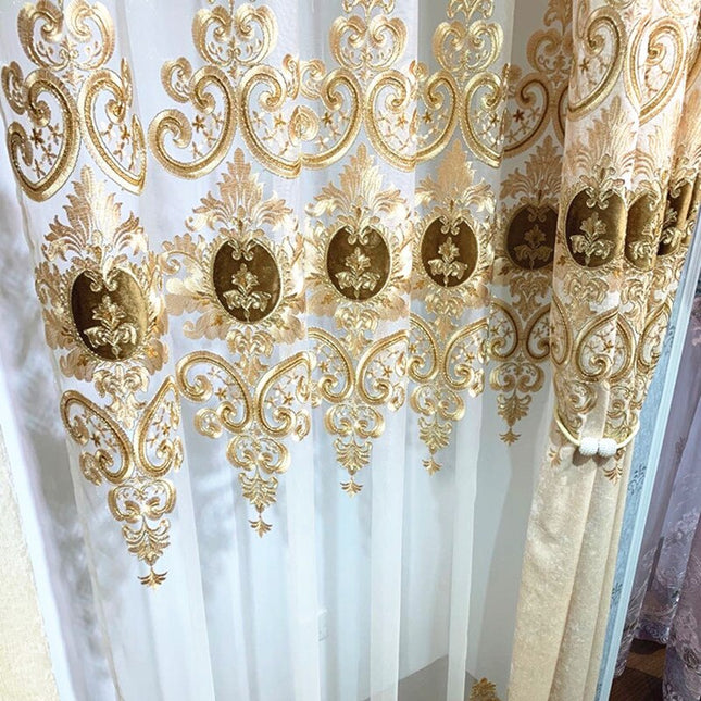 Klassischer Vorhang mit goldener Stickerei