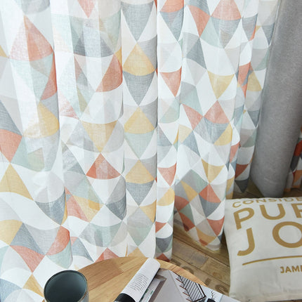 Transparente Gardine mit buntem Dreiecksmuster