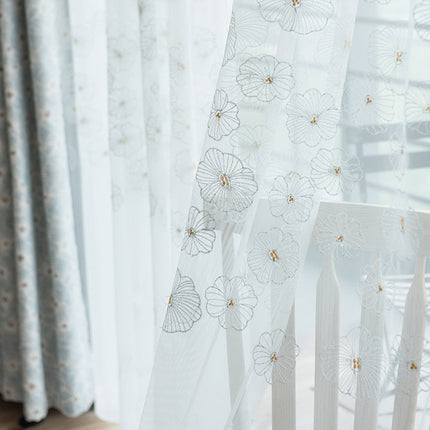 Gardine mit eleganter Blumenstickerei