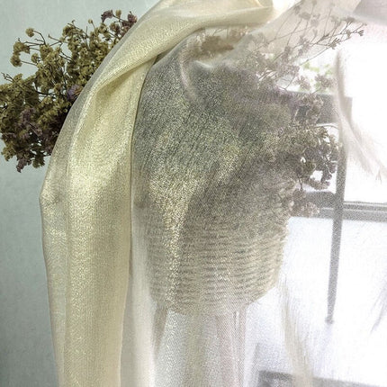 Schimmernde Gardine mit feinem Glitzereffekt