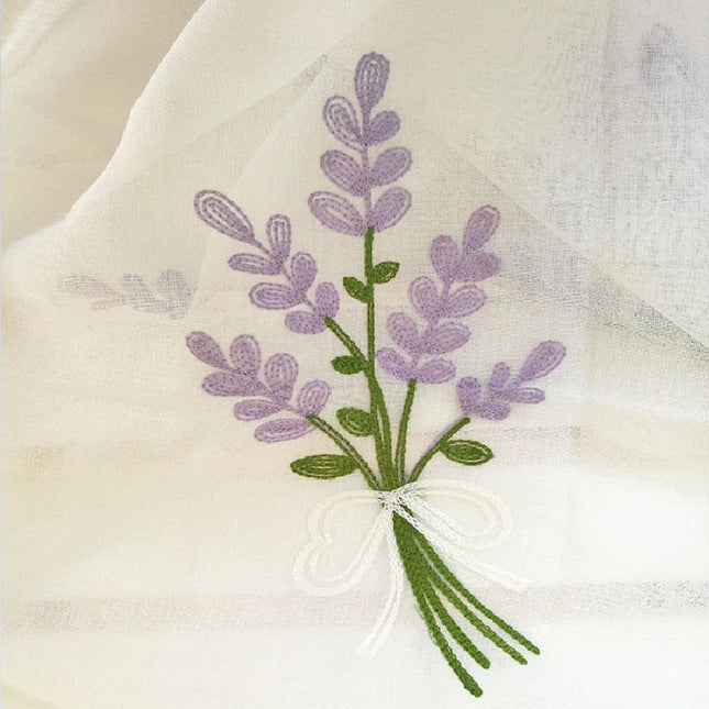 Gardine mit Lavendel-Stickerei für Küche