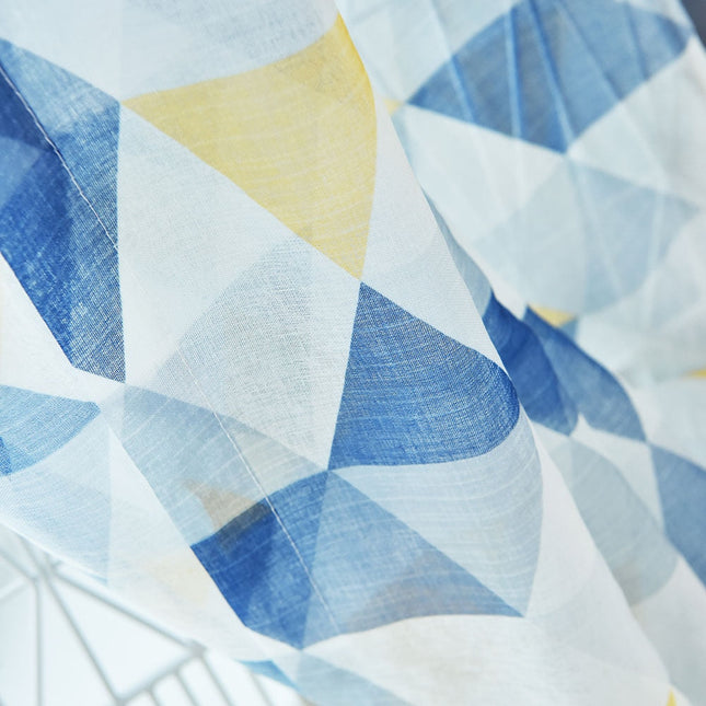 Moderne Gardine mit geometrischem Muster