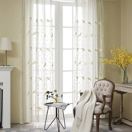 Gardine mit gestickten Vögeln auf Ästen