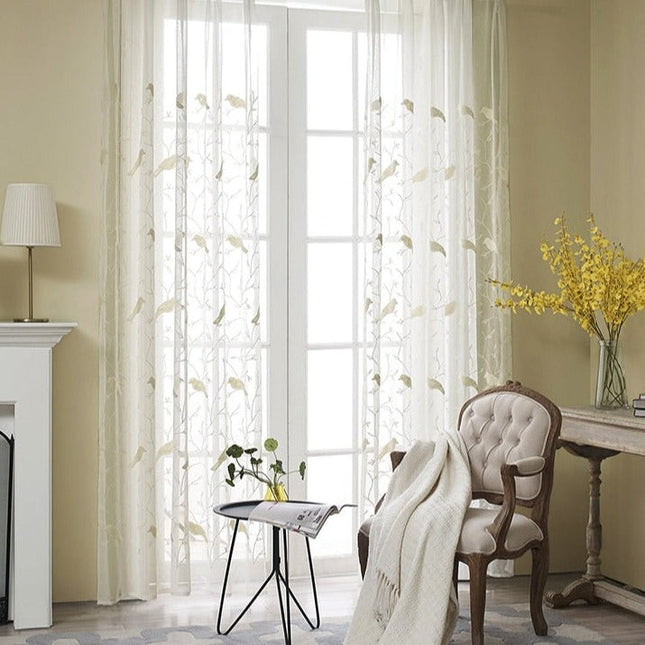 Gardine mit gestickten Vögeln auf Ästen