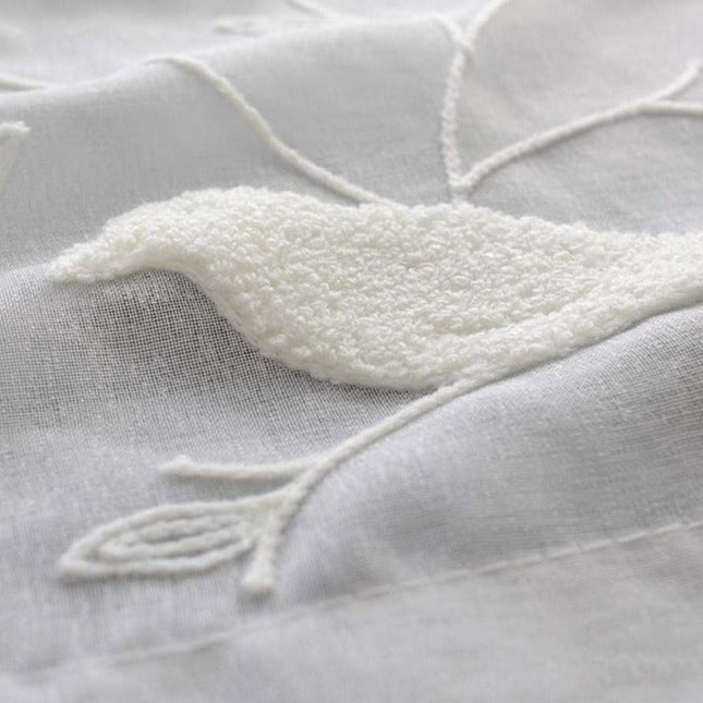 Gardine mit gestickten Vögeln auf Ästen