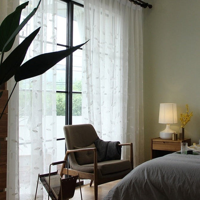Moderner Voile-Vorhang mit gestickten Blättern
