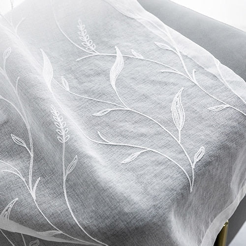 Voile Vorhang in Leinenoptik mit Stickerei