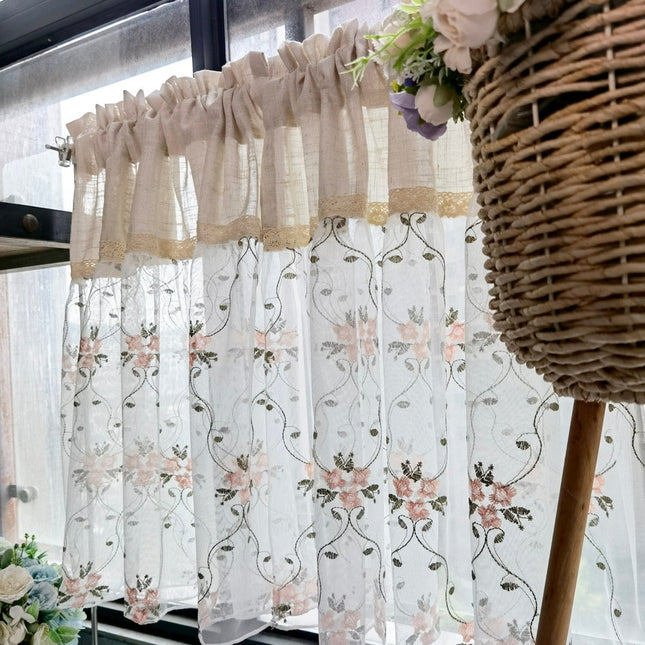 Scheibengardine im Landhausstil mit Blumen