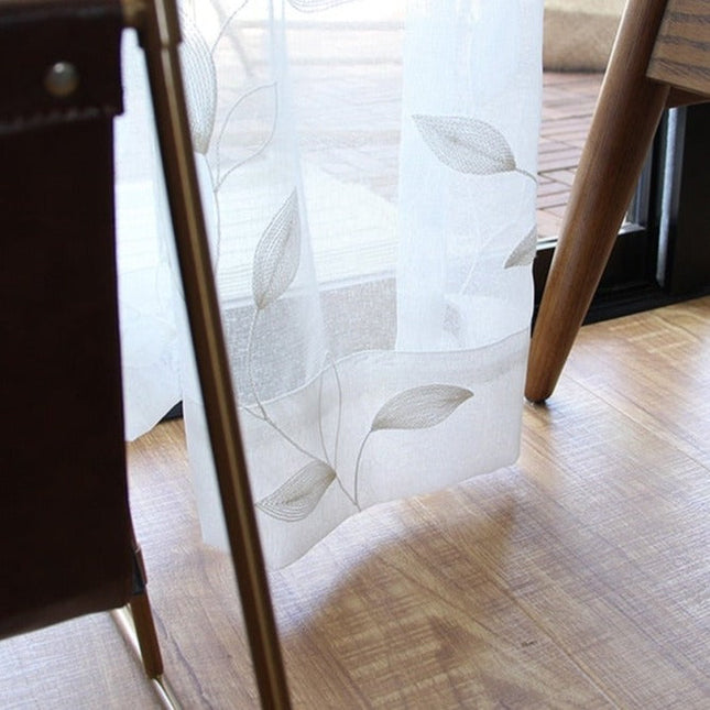 Moderner Voile-Vorhang mit gestickten Blättern