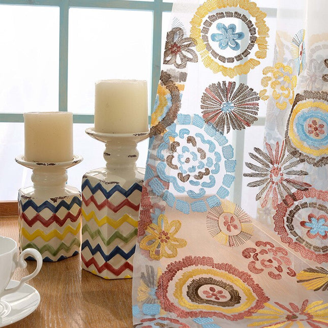 Bunt bestickte Gardine im Boho-Stil
