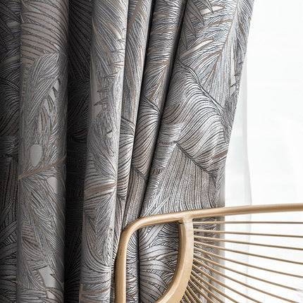 Verdunkelungsvorhang mit elegantem Federmuster