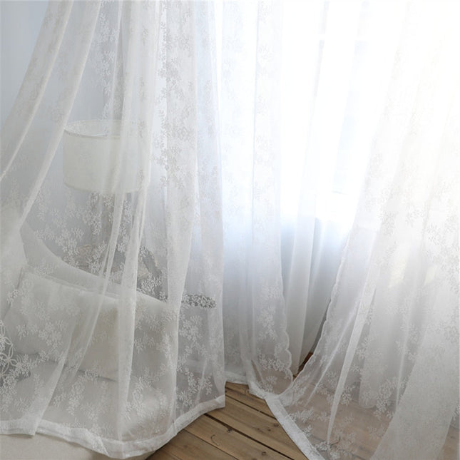 Romantischer Spitzenvorhang mit floralem Design