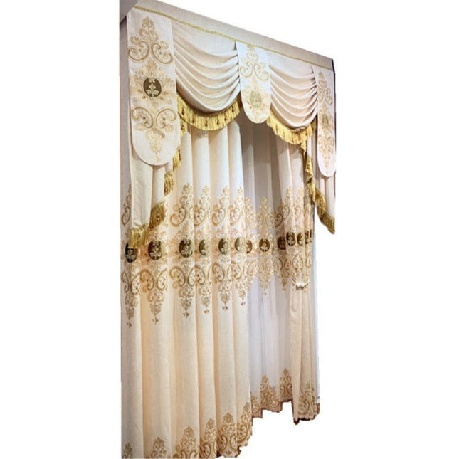 Klassischer Vorhang mit goldener Stickerei