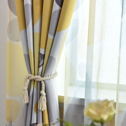 Gardine mit abstraktem geometrischem Muster