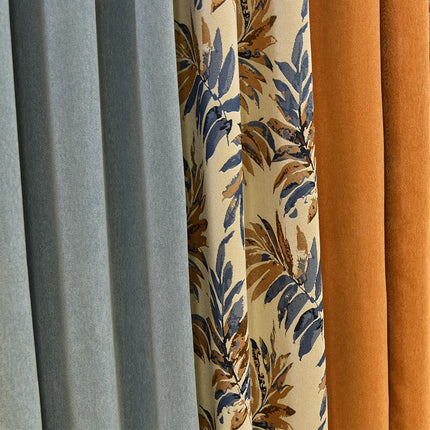 Verdunkelungsvorhang mit tropischem Blattmuster