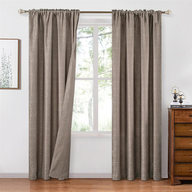 Brauner Vorhang mit geometrischem Muster