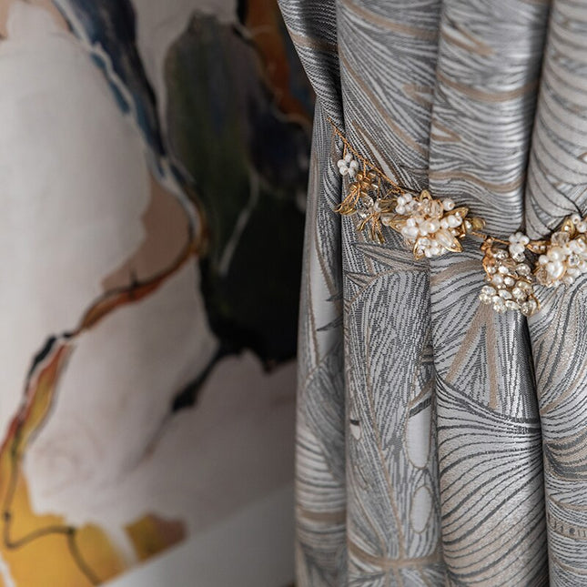 Verdunkelungsvorhang mit elegantem Federmuster