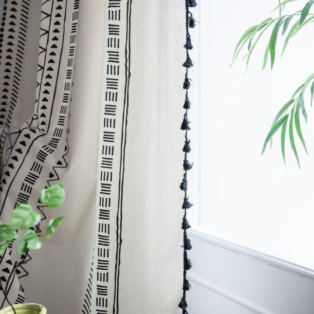 Gardine im Ethno-Stil mit Quasten