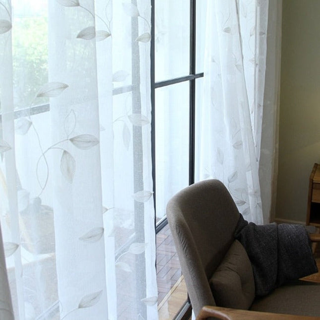 Moderner Voile-Vorhang mit gestickten Blättern