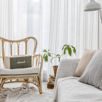 Halbtransparenter Vorhang mit dezentem Muster