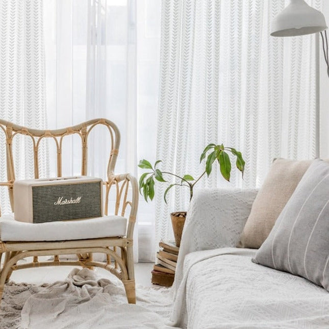 Halbtransparenter Vorhang mit dezentem Muster