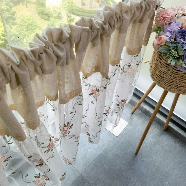 Scheibengardine im Landhausstil mit Blumen