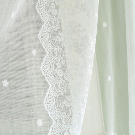 Transparenter Voile-Vorhang mit zarter Spitze