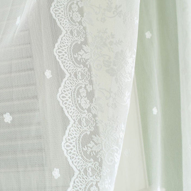 Transparenter Voile-Vorhang mit zarter Spitze