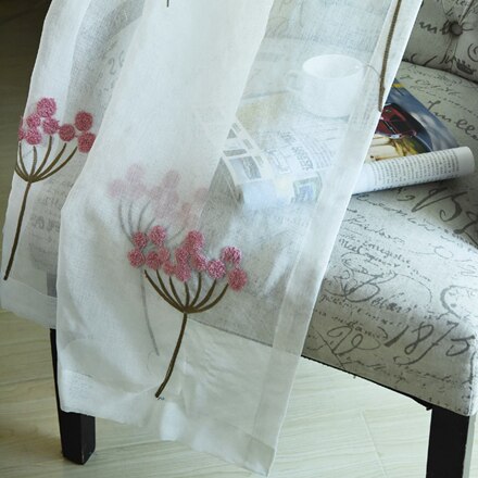 Gardine Altrosa mit zarter Blumenstickerei