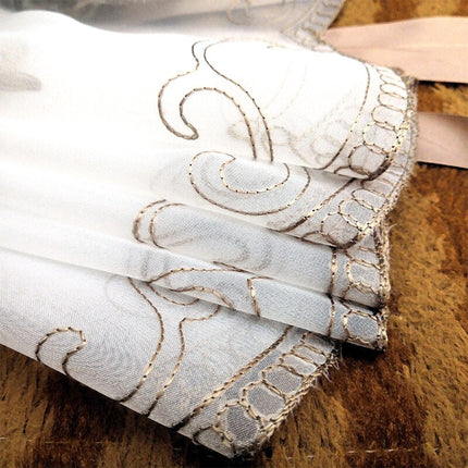 Elegante Raffgardine mit barocker Stickerei