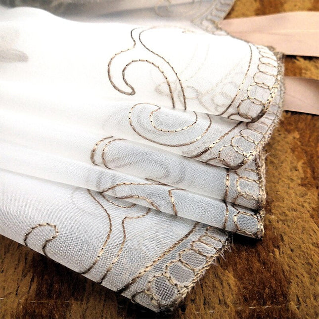 Elegante Raffgardine mit barocker Stickerei