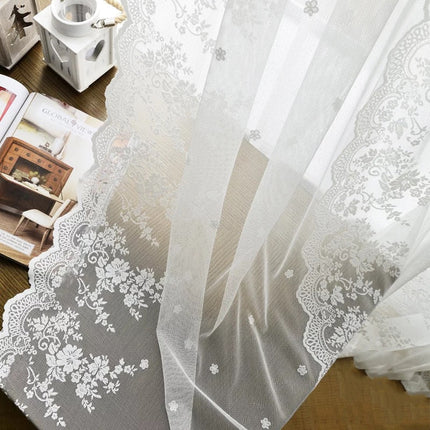 Spitzengardine mit romantischem Blumenmuster