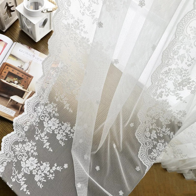 Spitzengardine mit romantischem Blumenmuster