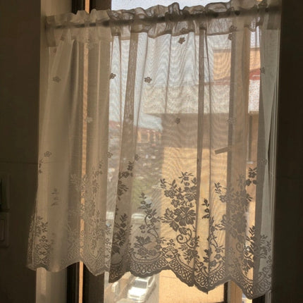 Fein gewebte Gardine mit Blumenmuster