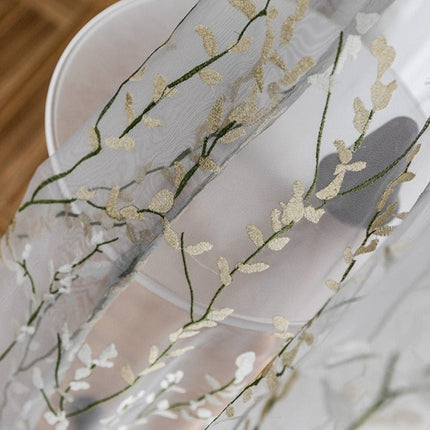 Gardine bestickt mit Zweigen Muster