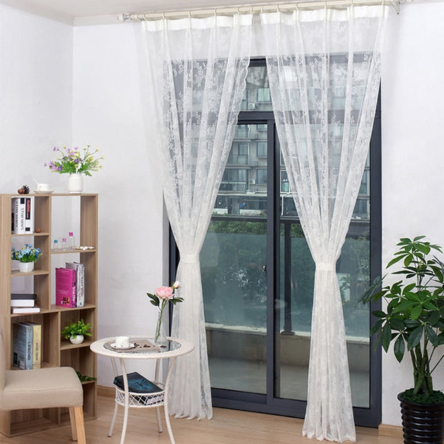 Spitzengardine im Landhausstil mit Blumen
