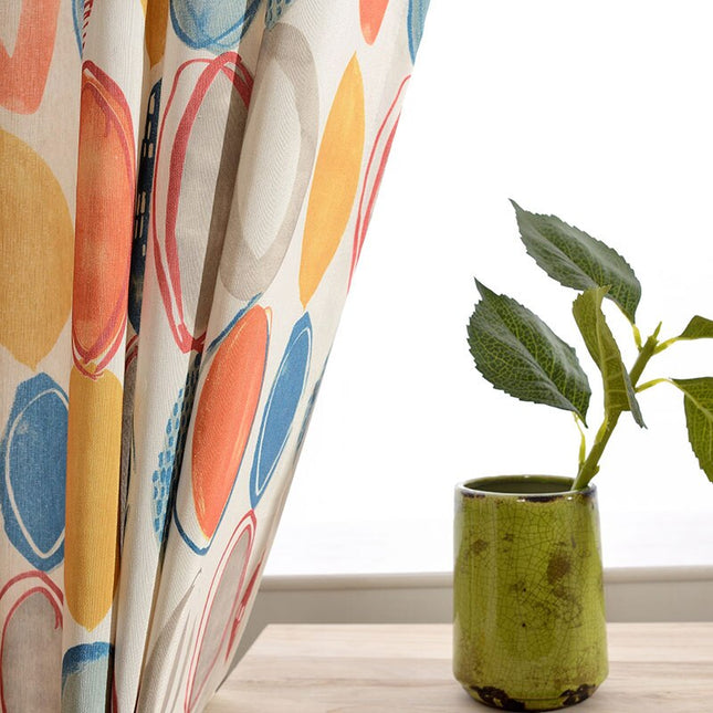 Bunter Vorhang mit modernem Muster