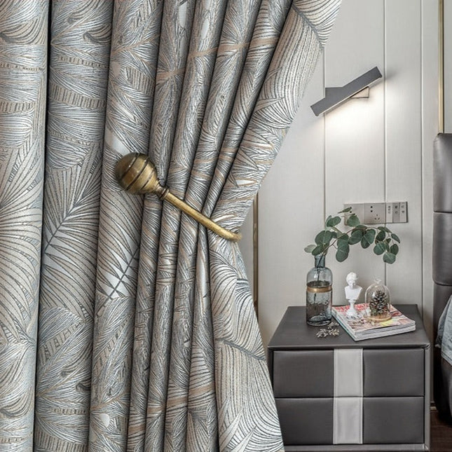 Verdunkelungsvorhang mit elegantem Federmuster