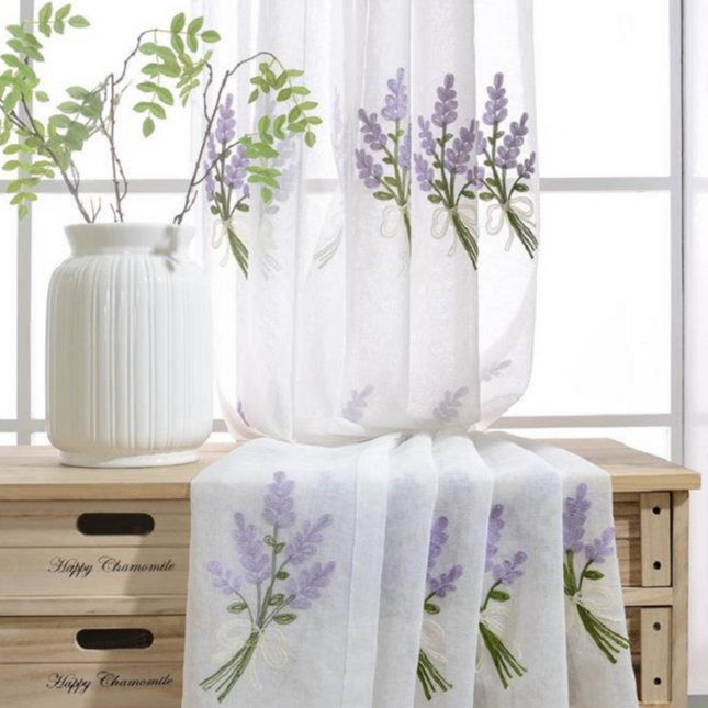 Gardine mit Lavendel-Stickerei für Küche