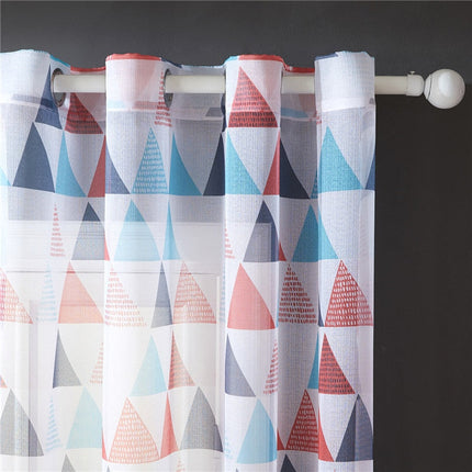 Rote Gardine mit geometrischem Dreiecksmuster