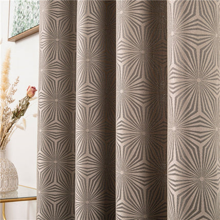 Brauner Vorhang mit geometrischem Muster