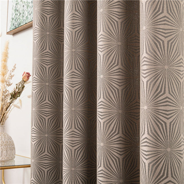 Brauner Vorhang mit geometrischem Muster
