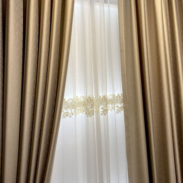 Gardine mit goldener Blumen-Stickerei