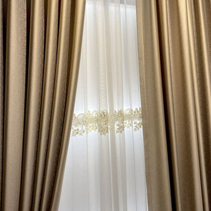 Gardine mit goldener Blumen-Stickerei