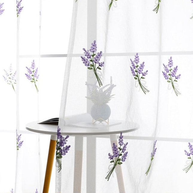 Gardine mit Lavendel-Stickerei für Küche