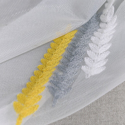 Moderne Gardine mit gesticktem Muster