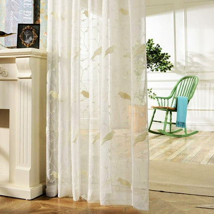 Gardine mit gestickten Vögeln auf Ästen